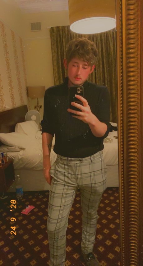 Naken läckt OnlyFans-bild av Adam