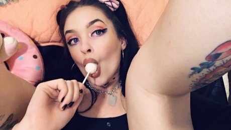 Alaston vuotanut OnlyFans-kuva Olivia
