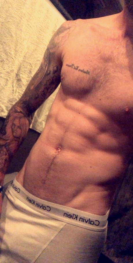 Naakte gelekte OnlyFans-foto van Ollievincent