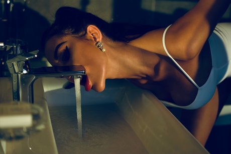 Naken läckt OnlyFans-bild av Pink Rabbit