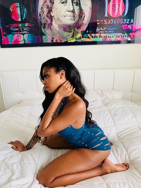 Alaston vuotanut OnlyFans-kuva Chanel