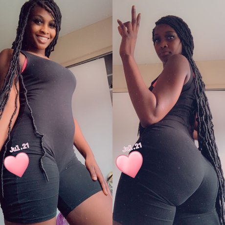 Naken lekkede OnlyFans-bilde av Karmail Brown