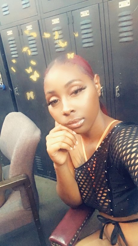 Naakte gelekte OnlyFans-foto van Ayyoprettyblack