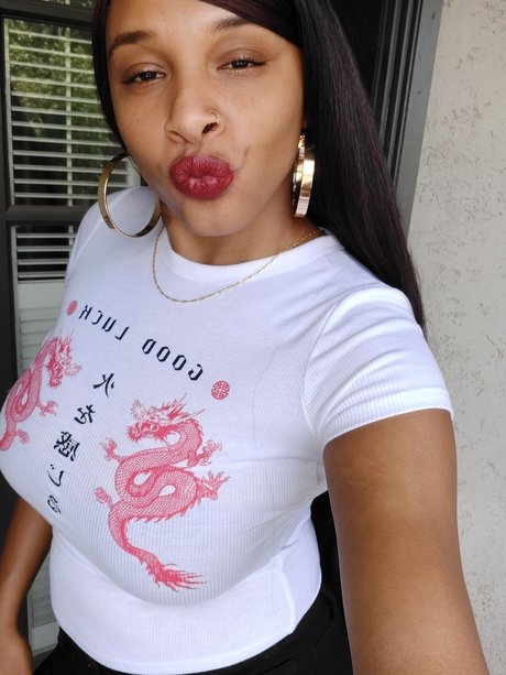 Naken lekkede OnlyFans-bilde av 420chunli420