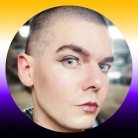 Naken lekkede OnlyFans-bilde av Skeksis Midnight Runners