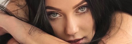 Naken lekkede OnlyFans-bilde av Polly Pure