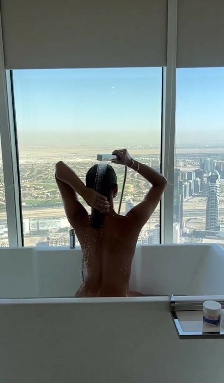 Naken lekkede OnlyFans-bilde av Emily Shakarji