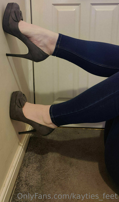 Naken läckt OnlyFans-bild av Kaytiesfeet