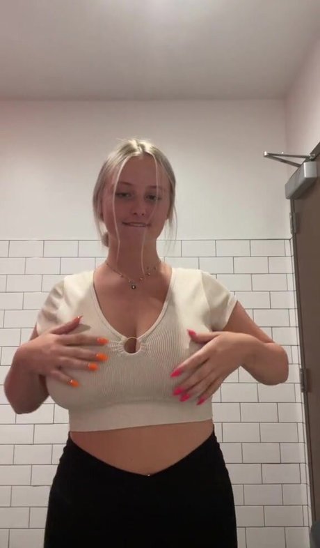 Naken lekkede OnlyFans-bilde av Anya Marie