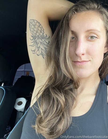 Thebarefootcutie