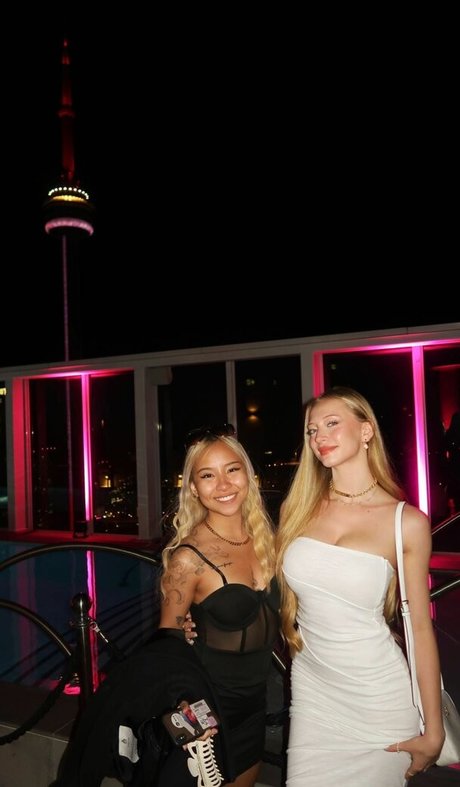 Naakte gelekte OnlyFans-foto van Sophiailysm