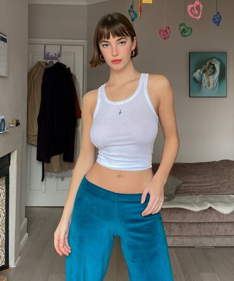 Nahá fotka uniklých OnlyFans od Amelie Manzoli