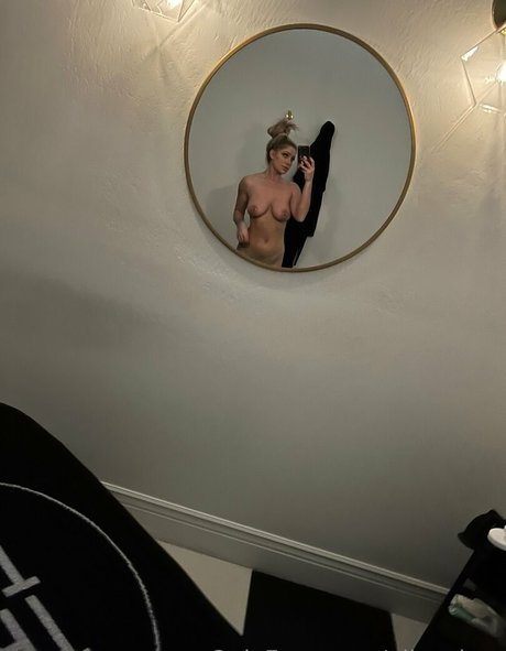 Naken lekkede OnlyFans-bilde av Allyyybee