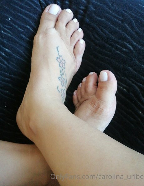 Naken lekkede OnlyFans-bilde av Carolinauribe