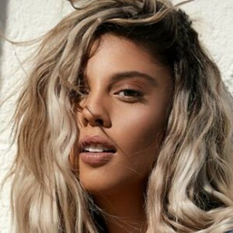 Naken lekkede OnlyFans-bilde av Liyan Adi