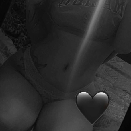 Naken läckt OnlyFans-bild av B