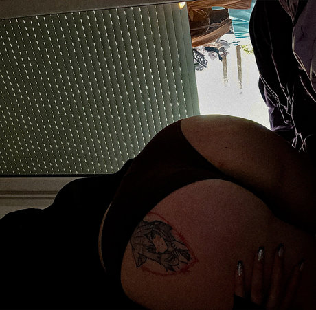 Naken lekkede OnlyFans-bilde av  