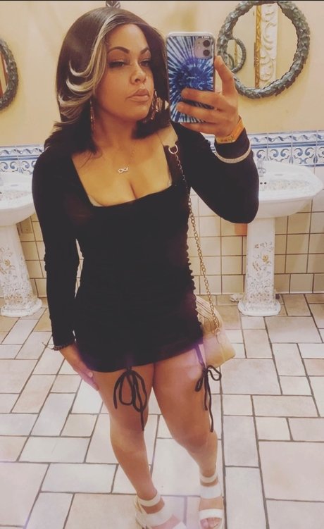 Naken läckt OnlyFans-bild av Neveahbabii