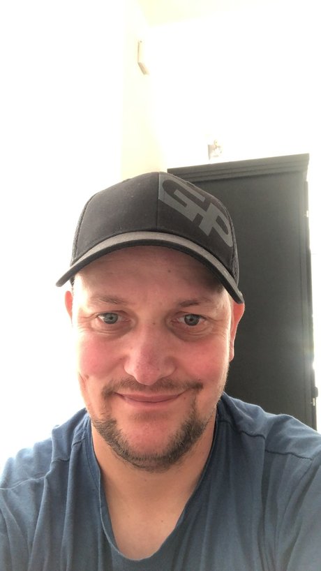 Naken läckt OnlyFans-bild av Hendrik Prive