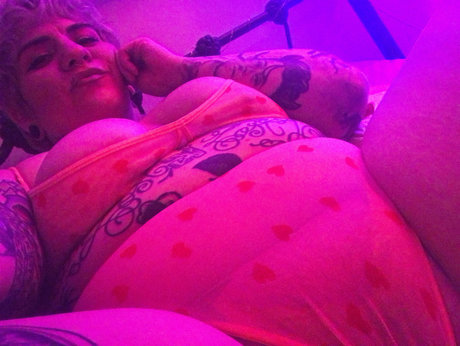 Naken läckt OnlyFans-bild av Schu Baby