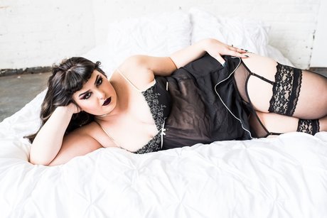 Naken läckt OnlyFans-bild av Eliza Von Trapp