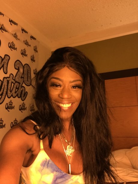 Naken läckt OnlyFans-bild av Queen