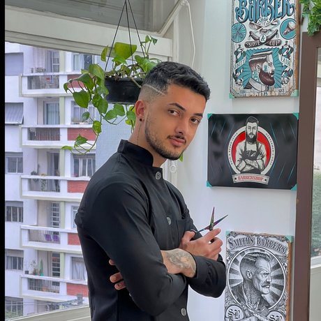 Nahá fotka uniklých OnlyFans od Naked Barber  