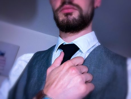Naken lekkede OnlyFans-bilde av Mrd  Suited Man  Free Subcription