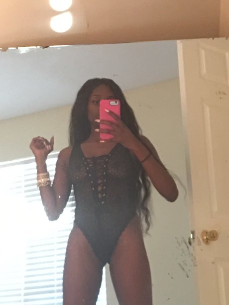 Naken lekkede OnlyFans-bilde av Hershey Kiss