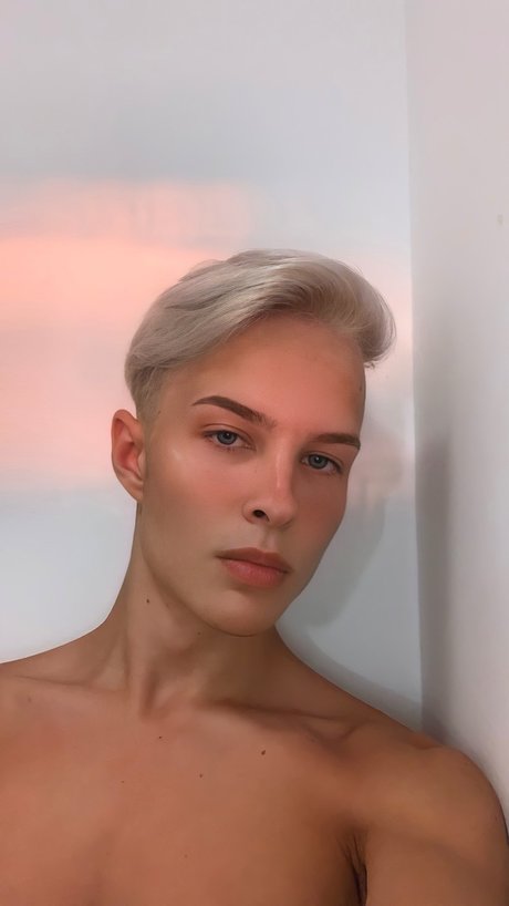 Naken lekkede OnlyFans-bilde av Divine Blondie