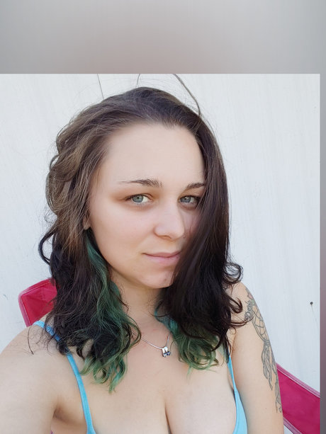 Naken läckt OnlyFans-bild av June