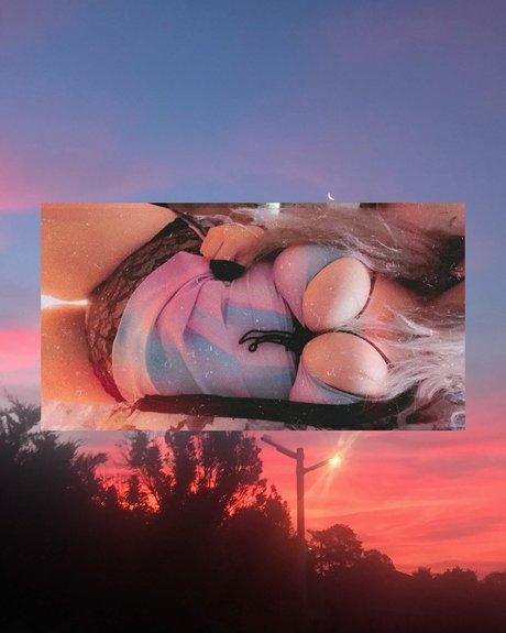 Naken läckt OnlyFans-bild av Divinitiessiren
