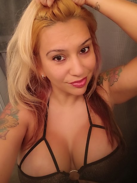 Nahá fotka uniklých OnlyFans od Cherry Bond