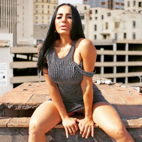 Обнаженная фотография утечки OnlyFans от Reina Latina