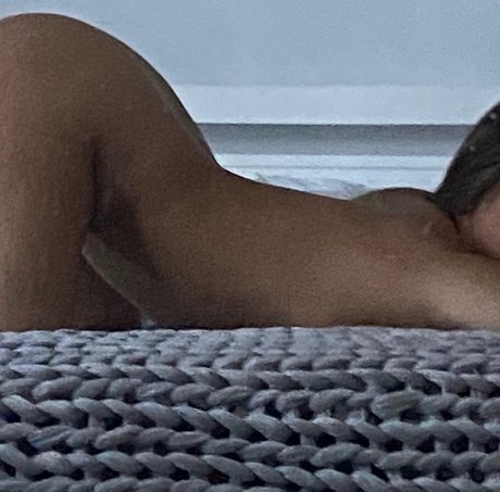 Naken lekkede OnlyFans-bilde av Reina Angel