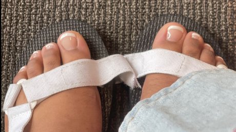 Naken lekkede OnlyFans-bilde av Reesiesfeetsies