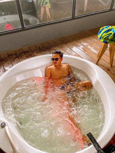 Naken lekkede OnlyFans-bilde av Austin Aw 