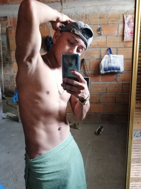 Nahá fotka uniklých OnlyFans od Cristian Rojas