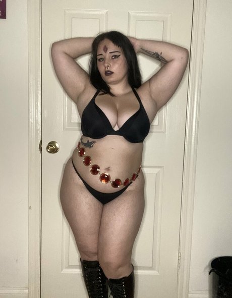 Alaston vuotanut OnlyFans-kuva Angela Cordelia
