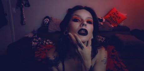 Naken lekkede OnlyFans-bilde av Satan