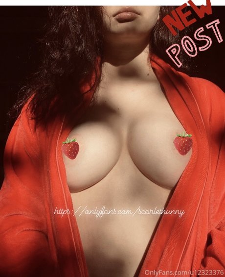 Naken lekkede OnlyFans-bilde av Scarlethunny