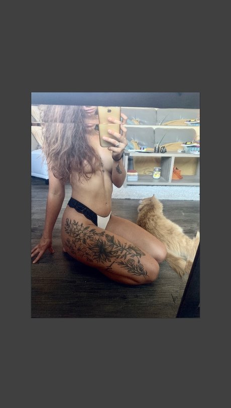 Naken lekkede OnlyFans-bilde av Scarlett Jordan