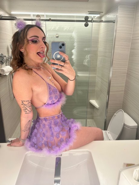 Nahá fotka uniklých OnlyFans od D E M I