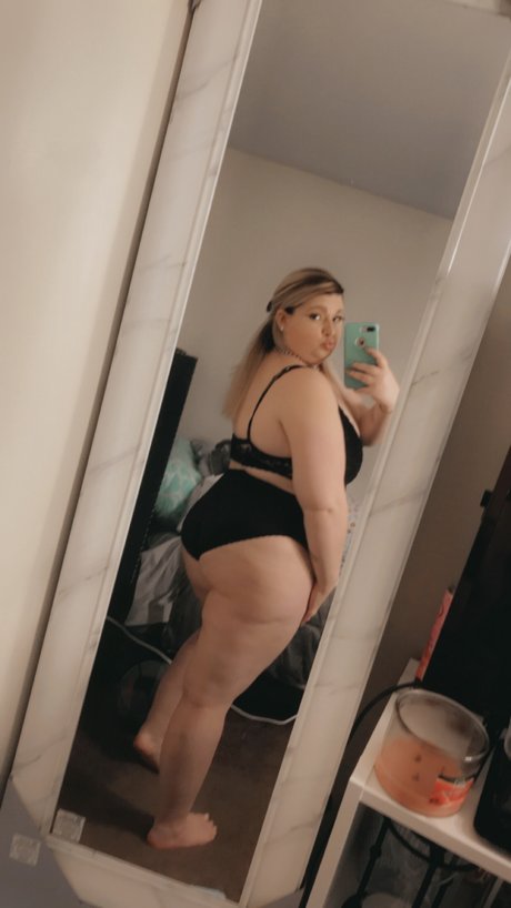 Naken lekkede OnlyFans-bilde av Tarina