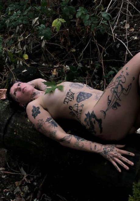 Naken lekkede OnlyFans-bilde av Lna C