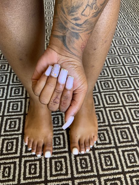 Naken lekkede OnlyFans-bilde av Cash Rules Everything Around Me 
