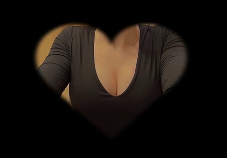 Naken lekkede OnlyFans-bilde av Sriracha 