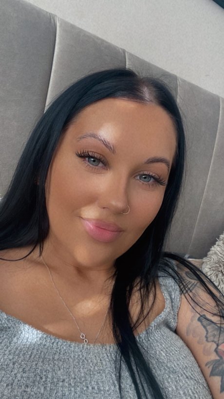 Naken lekkede OnlyFans-bilde av Only Yours Truly