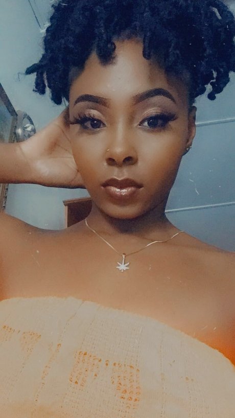 Naken lekkede OnlyFans-bilde av Trina Petite Doll