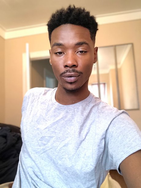 Naken lekkede OnlyFans-bilde av Treydukes